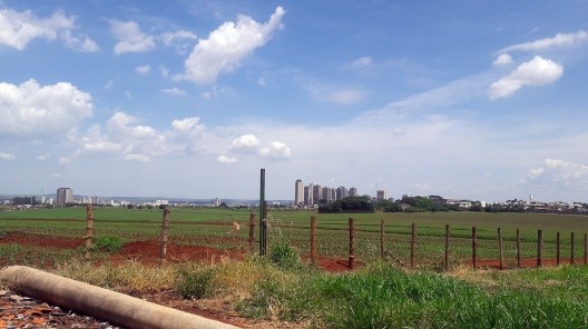 Vista a partir do lado leste da fazenda Olhos d’Água, ao fundo torres de apartamentos na Avenida João Fiúza