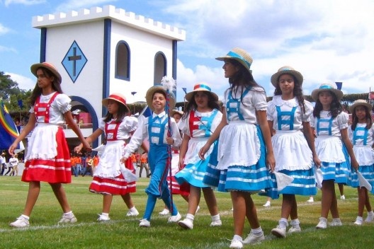 Pastorinhas no Campo com Castelo Cristão ao fundo
