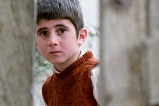 Fotograma de Onde fica a casa do meu amigo?, filme de Abbas Kiarostami, 1987