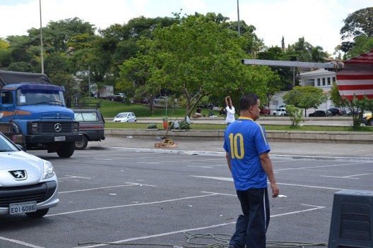 Processo de desmontagem de uma barraca: espaço original reestabelecido