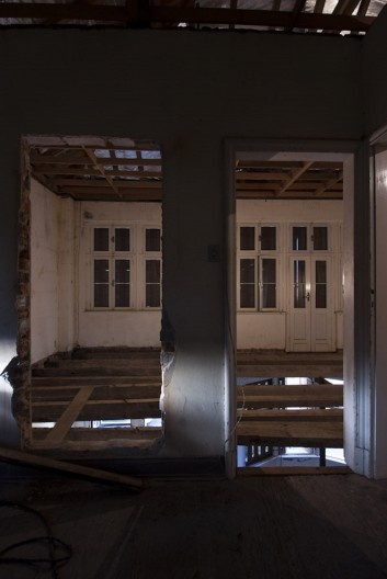 Com telhado restaurado e a Casa protegida, o entrepiso entre o segundo e terceiro pavimento foi desmanchado e substituído por uma laje de concreto que teve como forma o forro antigo. A foto mostra os barrotes do entrepiso