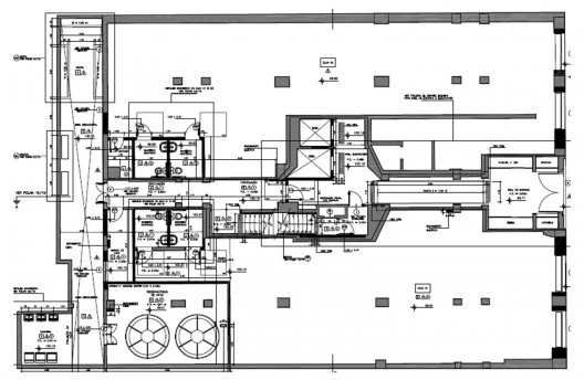 Pavimento térreo do Palacete dos Artistas. O trecho central é composto pelo hall de entrada, corredores, escada e elevador. Abaixo e acima localizam-se as duas lojas comerciais voltadas para a rua