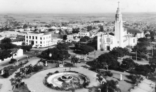 Praça 09 de Julho e Praça Monsenhor Sarrion, anos 1960