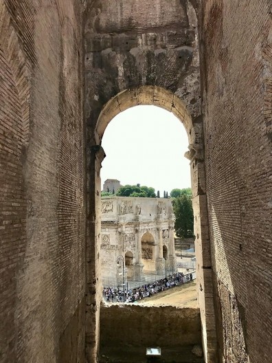 Roma. Arco de Septimo Severo a partir do interior do Coliseu