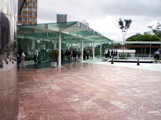 Predominância do fluxo em detrimento da apropriação da área do térreo - Passarela de acesso ao Shopping Eldorado