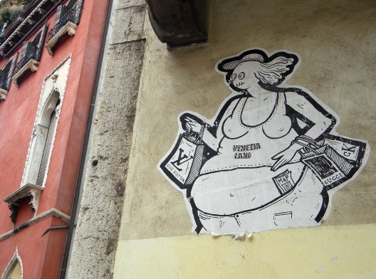 Adesivo em rua do centro, “o turista indesejado”, Veneza