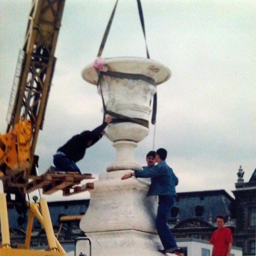 Grua para manutenção de estátuas, Paris, França