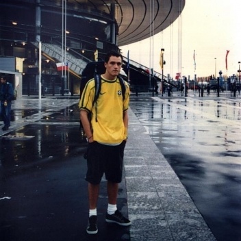 Pedro Gorski em frente do Stade de France