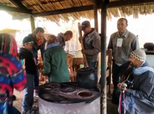 Antes da pandemia Covid-19, vivenciando o processo do Urucum ao Colorau no galpão da Horta Educativa