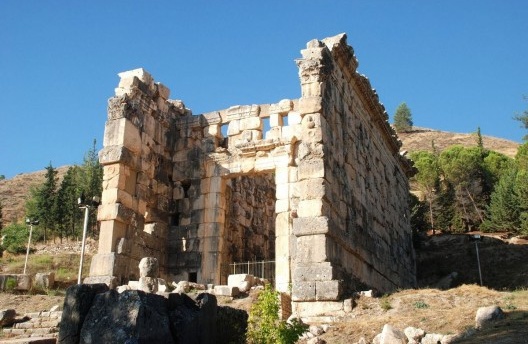 Vista externa do templo A de Niha