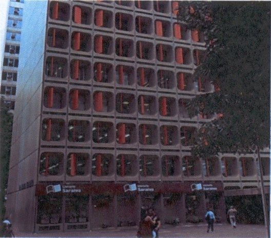 Brises móveis na fachada sul do Edifício Morro Vermelho em Brasília - DF