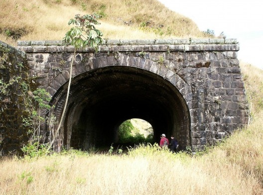 Acima, túnel nº 5 do segundo sistema funicular durante sua construção; abaixo, situação do local em 2007