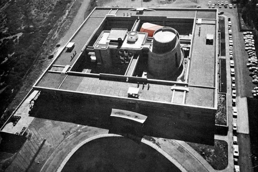 Inserção do diamante no conjunto. Imagem apresentada no Seminário Estratégias para La Intervención Del Patrimônio Moderno. Naciones Unidas – CEPAL – Docomomo Chile, jan. 2011