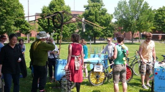 Jutta Mason (à esquerda de preto), Prêmio Jane Jacobs 2001, e orquestra de instrumentos bricabraque ensaiando para o Dia do Deleite