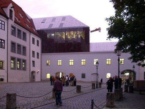 Pátio vendo parte dos escritórios com vidro estampado. Arquiteto Peter Kulka