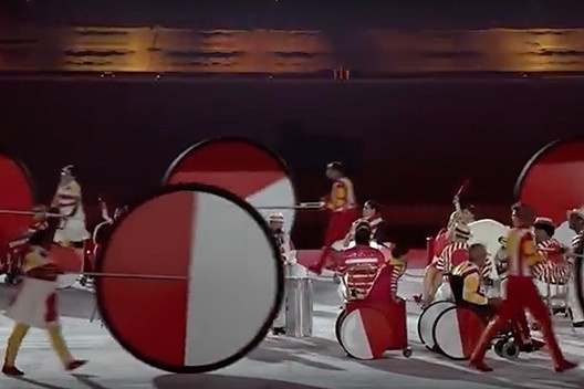 Guto Lacaz, “Biciclóptica”, adaptação para abertura das Paralimpíadas, Rio de Janeiro, 2016