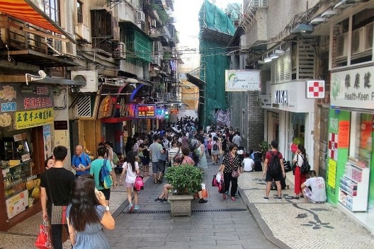 Macau, rua de comércio local no centro, 05/10/2016