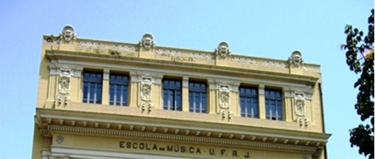 Detalhe do coroamento da fachada.