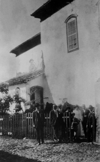 Em São João D’El Rei, abril de 1924: Gofredo da Silva Telles, Blaise Cendrars, Oswald de Andrade, dona Olívia Guedes Penteado, Oswald de Andrade Filho (Nonê), Tarsila, René Thiollier, desconhecido