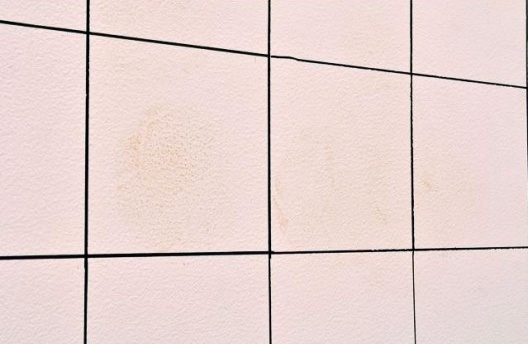 Nicolas Robbio, Quadricula, 2007, desenho sobre parede e marcas de bola