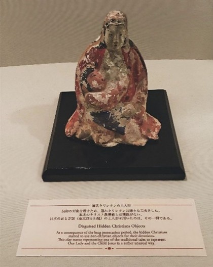 Nossa Senhora e o Menino Jesus: artefato dos cristãos ocultos. Acervo 26 Martyrs Museum, Nagasaki, Japão