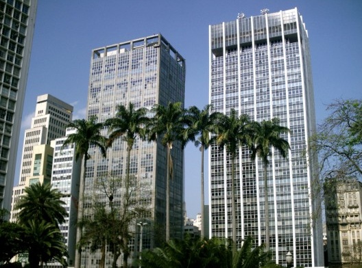 À esquerda, Edifício Grande São Paulo, inaugurado em 1971. À direita, Edifício Mercantil Finasa, inaugurado em 1974, em fotografia atual. Centro de São Paulo