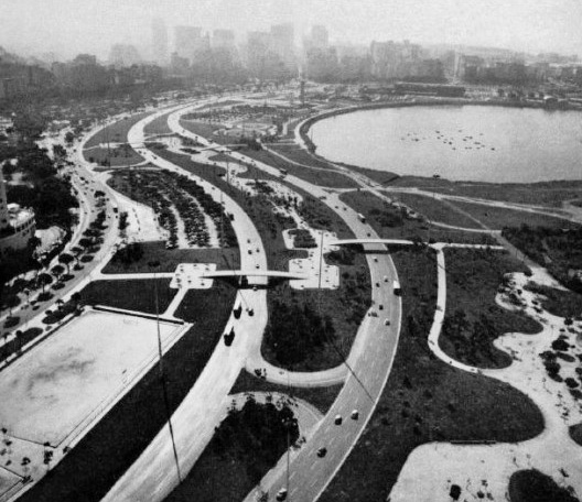 Canteiros de jardins junto à Área de Piquenique que formavam as escamas do peixe. Presença de horto provisório onde se fazia a aclimatação de espécies para transplantio, final da década de 1960