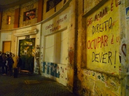 “Se morar é um direito, ocupar é um dever”, pichação no Recife