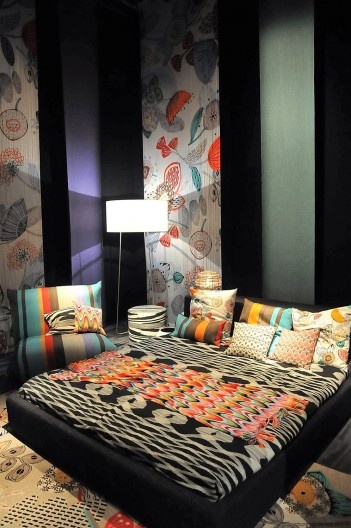 Salone del Mobile, Missoni. Os tecidos apresentados pela Missoni, além das tradicionais cores fortes e efeitos de trompe-l'oeil da marca, apresentam inspirações como nascer e pôr do sol, azul e rosa crepúsculo, que se fundem em ziguezague, resultando em c