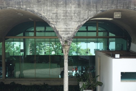 Direcionamento das vistas pelos eixos de projeto no acesso principal