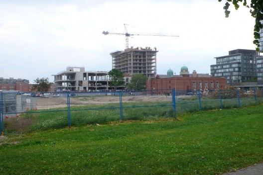 Centro cultural e edifício residencial, em construção