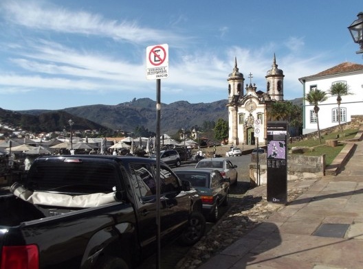 Vista parcial do largo de Coimbra