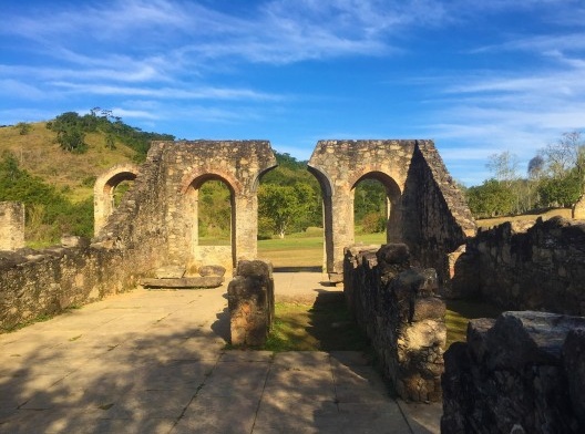 Vista interna da casa do capitão-mor sendo possível observar diferenças de piso, setores e distribuição geral da planta