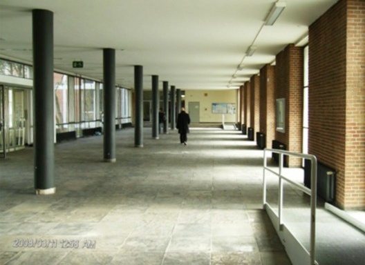 Figura 04. Prédio Institucional com estrutura em concreto armado com implantação convencional. Kassel, Alemanha