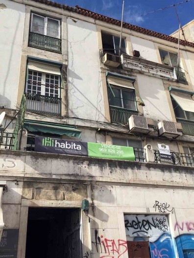 Edifício a venda em área sendo reabilitada, outubro de 2017