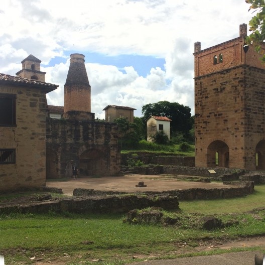 Vista geral dos altos fornos, com destaque para o alto forno Mursa à direita na Fazenda Ipanema em Iperó SP