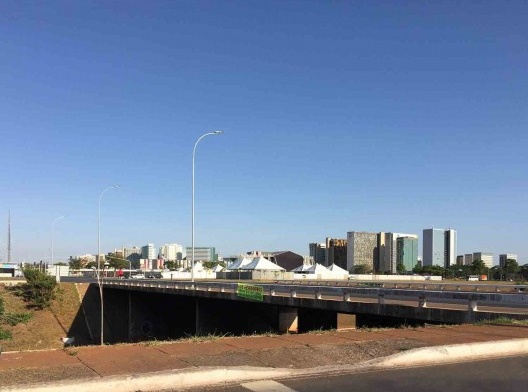 Esplanada dos Ministérios, com as tendas irregulares e faixa ilegal no viaduto próximo à Catedral