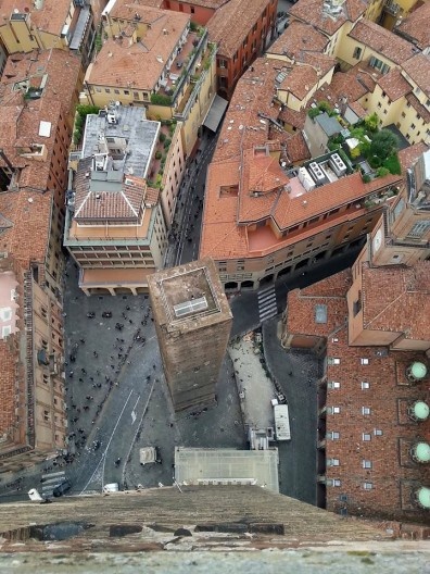 Vista do alto da Torre Asinelli permite ver a Torre Garisenda, Bolonha, 2014