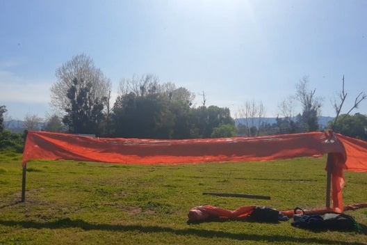 Foto da confecção do tecido plástico e teste de montagem no campus