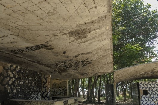 Panos de azulejos de Athos Bulcão e cascas do já deteriorado conjunto construído da lanchonete do PHNG