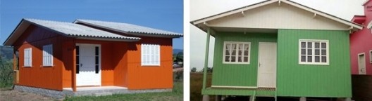 À esquerda, tipologia de casa (médio porte) de madeira no litoral de SC, com telhado em várias águas frontais; à direita, tipologia de casa popular simples (pequena) de madeira (kit de montagem), com telhado de 2 águas, Sul de SC