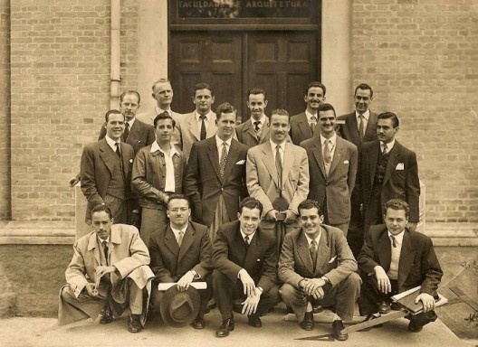 Turma de formandos do Curso de Arquitetura da Faculdade Mackenzie de 1950. Arnaldo Furquim Paoliello é 4º agachado (da esquerda para a direita)