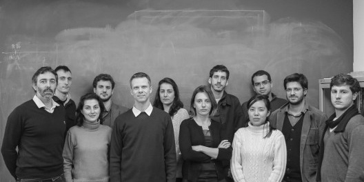 Vinicius de Andrade e Marcelo Morettin junto à equipe do escritório