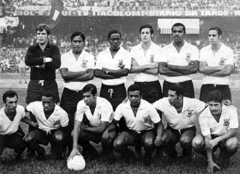 Iime do Corinthians no dia 07 de dezembro de 1969, no jogo contra o Cruzeiro no Mineirão, pelo quadrangular final do Torneio Roberto Gomes Pedrosa, a \"Taça de Prata\". Em pé: Ado, Pedro Rodrigues, Miranda, Luis Carlos Galter, Ditão e Tião; agachados: Ivair