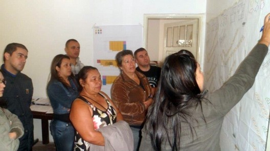 Arquiteta da Fábrica Urbana tirando dúvidas do projeto Jabuticabeiras