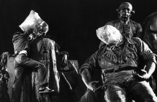 Ensacamento, de Hudinilson Jr., Mário Ramiro e Rafael França / grupo 3Nós3, saco plástico sobre cabeças em esculturas públicas