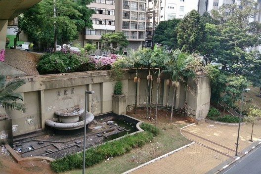 Praça e chafariz atualmente, 2015.