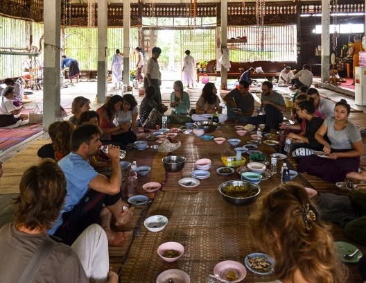 Voluntários do Projeto Mindfulness participando de cerimônia tradicional budista no templo do vilarejo, Tailândia, agosto, 2016