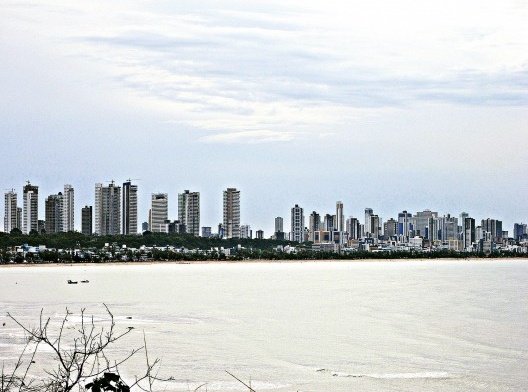 Cabo Branco e Tambaú bastante verticalizados. À esquerda, o bairro Altiplano, sobre o tabuleiro costeiro, com torres residenciais que provocam drástica mudança na paisagem da barreira do Cabo Branco