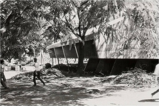 Centro de Convivência. Escala gentil com a praça na parte posterior dos volumes coroados por arquibancadas